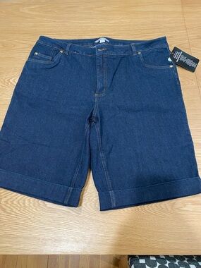 NWT! Classic five-pocket Bermuda-length jeans shorts